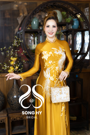 Áo dài sui gia satin vàng đồng cao cấp thêu tay phượng hoàng 