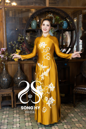 Áo dài sui gia satin vàng đồng cao cấp thêu hoa sen 