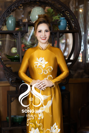 Áo dài sui gia satin vàng đồng cao cấp thêu hoa sen 