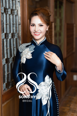 Áo dài bà sui satin xanh đen cao cấp thêu tay hoa sen chỉ mạ bạc  
