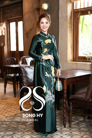 Áo dài bà sui satin cao cấp thêu tay mạ vàng hoa sen 
