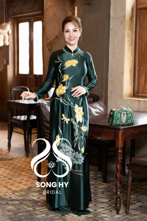 Áo dài bà sui satin cao cấp thêu tay mạ vàng hoa sen 
