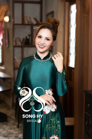 Áo dài bà sui satin cao cấp xanh lá thêu tay hoa sen 