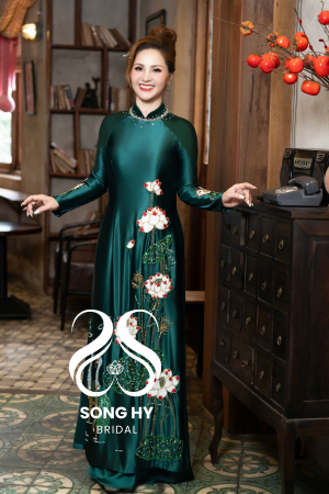 Áo dài bà sui satin cao cấp xanh lá thêu tay hoa sen 