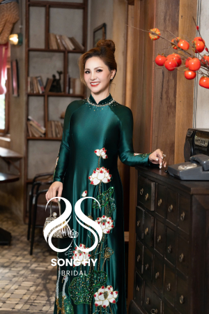 Áo dài bà sui satin cao cấp xanh lá thêu tay hoa sen 