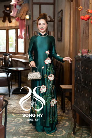 Áo dài bà sui satin cao cấp xanh lá thêu tay hoa sen 