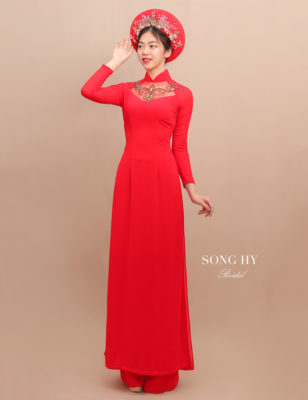 áo dài cô dâu đỏ truyền thống phối ren lưới trước ngực